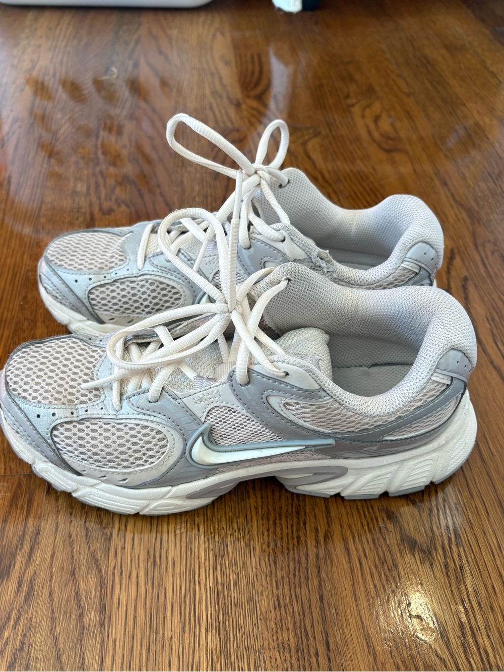 Nike Women's White and Light Gray v5 runners Athletic Running Sneakers
